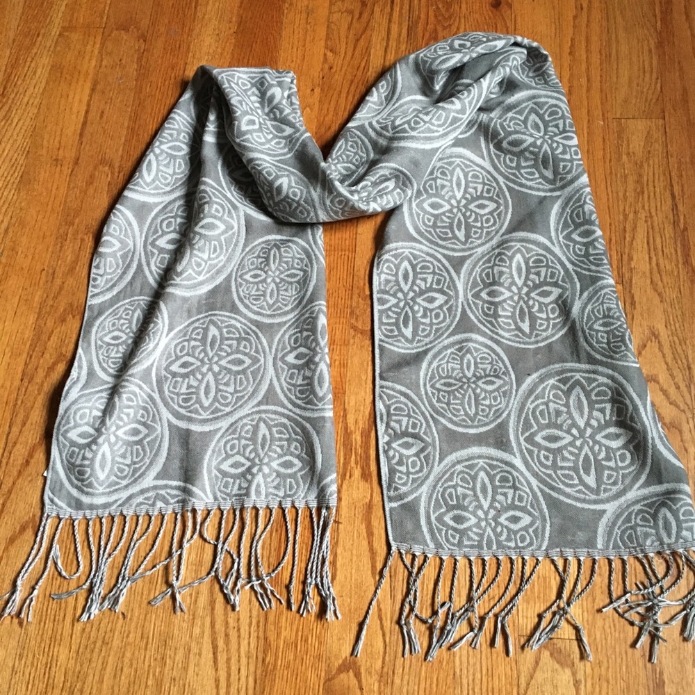Chicos grey and white scarf